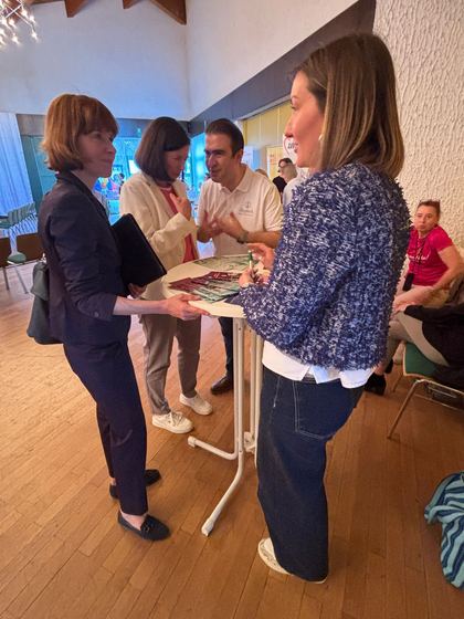 Zwei Besucherinnen tauschen sich über eine Broschüre aus. 4. Erzhäuser Gesundheits- & Pflegetag Erzhausen 2026.