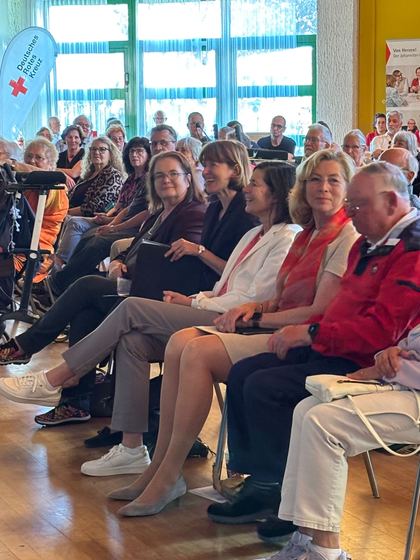 Publikum im Saal, im Hintergrund die Fahne des Deutschen Roten Kreuzes. 4. Erzhäuser Gesundheits- & Pflegetag Erzhausen 2026.