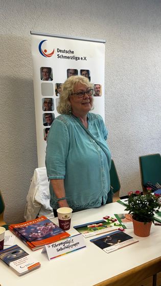 Infostand der Deutschen Schmerzliga, dahinter eine Mitarbeiterin. 4. Erzhäuser Gesundheits- & Pflegetag Erzhausen 2026.