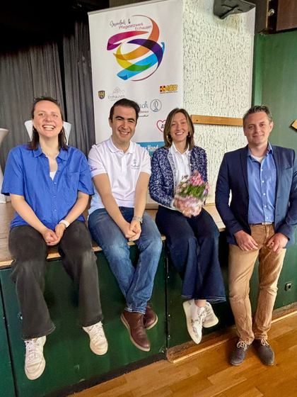 Vier Mitwirkende sitzen mit Blumensträußen auf der Bühnenkante. 4. Erzhäuser Gesundheits- & Pflegetag Erzhausen 2026.