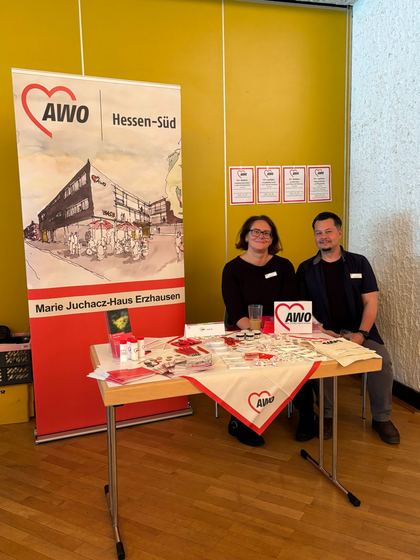 Infostand der AWO Hessen-Süd mit zwei Mitarbeitenden. 4. Erzhäuser Gesundheits- & Pflegetag Erzhausen 2026.