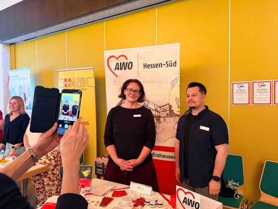 Am Stand der AWO Hessen-Süd wird ein Erinnerungsfoto mit dem Handy gemacht. 4. Erzhäuser Gesundheits- & Pflegetag Erzhausen 2026.