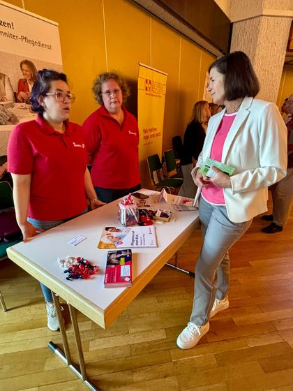 Beratung am Stand des Johanniter-Pflegedienstes, zwei Mitarbeiterinnen im Gespräch mit einer Besucherin. 4. Erzhäuser Gesundheits- & Pflegetag Erzhausen 2026.