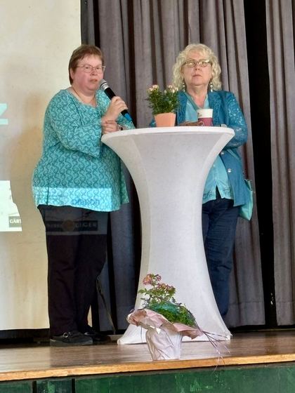 Zwei Betroffene berichten an einem Stehtisch auf der Bühne. 4. Erzhäuser Gesundheits- & Pflegetag Erzhausen 2026.