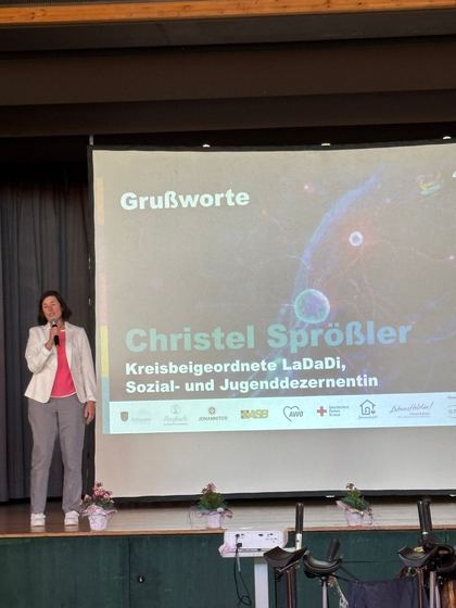 Grußwort der Kreisbeigeordneten Christel Sproßler, ihr Name steht auf der Leinwand. 4. Erzhäuser Gesundheits- & Pflegetag Erzhausen 2026.